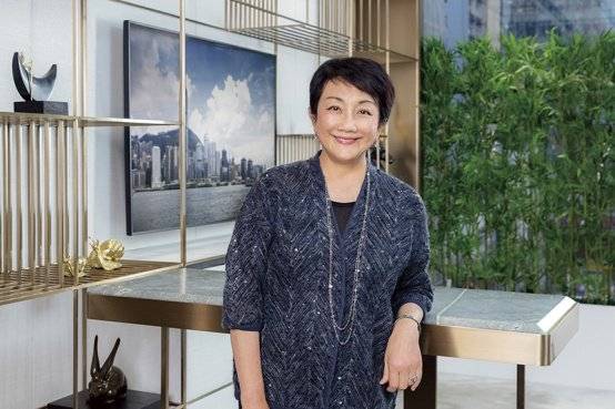 出身香港老牌豪门希慎女掌门利蕴莲在男人天地闯儿当自强
